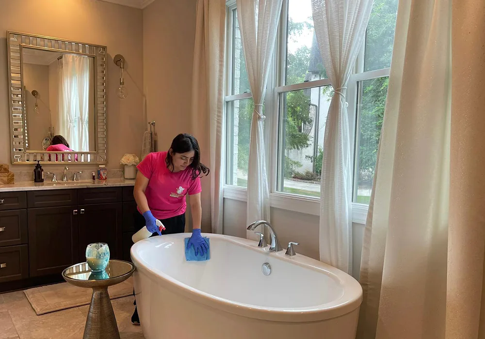 Hola Maids professional cleaning a bathtub